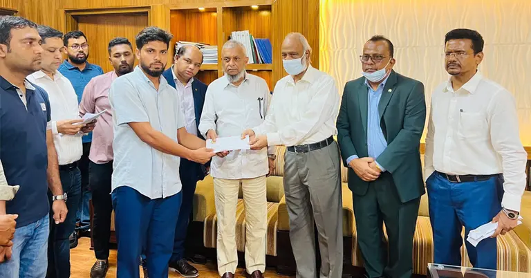 হতাহতদের পরিবারের সদস্যদের হাতে জরুরি অর্থ সহায়তা তুলে দিয়েছেন দুই মন্ত্রী